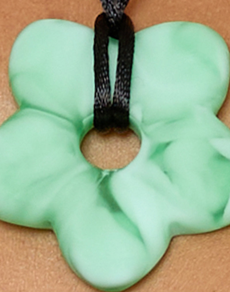 Flower Necklace in Resin Green
